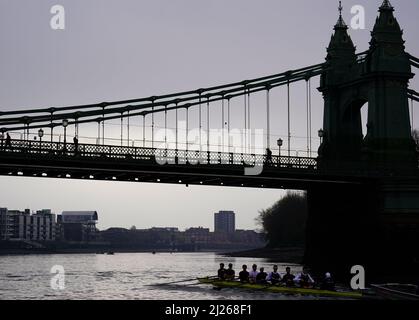 Oxford Men während einer Trainingseinheit auf der Themse in London. Bilddatum: Mittwoch, 30. März 2022. Stockfoto