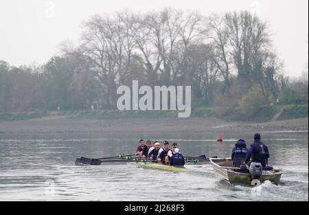 Oxford Men während einer Trainingseinheit auf der Themse in London. Bilddatum: Mittwoch, 30. März 2022. Stockfoto