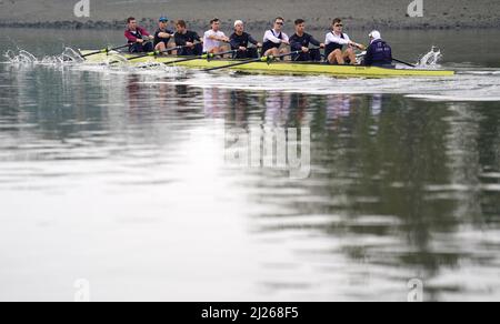 Oxford Men während einer Trainingseinheit auf der Themse in London. Bilddatum: Mittwoch, 30. März 2022. Stockfoto