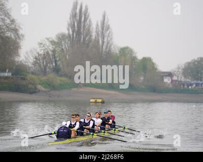 Oxford Men während einer Trainingseinheit auf der Themse in London. Bilddatum: Mittwoch, 30. März 2022. Stockfoto