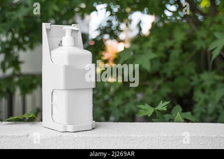 Desinfektionsgel in öffentlichen Bereichen. Handpressung auf eine Flasche antibakterieller Lotion. Nahaufnahme. Stockfoto