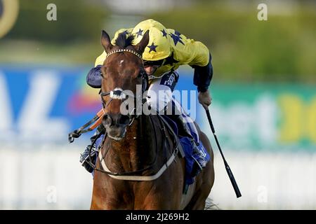 Datei-Foto vom 27-05-2021 von Paul Mulrennan auf Euchen Glen, der nach Hause kommt, um den Coral Brigadier Gerard Stakes auf der Sandown Park Racecourse zu gewinnen. Euchen Glen könnte versuchen, nächsten Monat wieder auf Kurs bei Sandown zu kommen und ihm eine unterdurchschnittliche Anstrengung bei Doncaster zu versetzen. Ausgabedatum: Mittwoch, 30. März 2022. Stockfoto