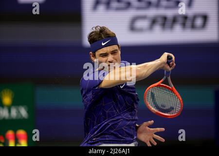 MIAMI GARDENS, FLORIDA - 29. MÄRZ: Miomir Kecmanovic aus Serbien besiegt Taylor Fritz aus den Vereinigten Staaten während des Männer-Singles-Spiels am 9. Tag der Miami Open 2022 im Hard Rock Stadium am 29. März 2022 in Miami Gardens, Florida. Personen: Taylor Fritz . Kredit: hoo-me.com/MediaPunch Stockfoto