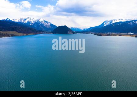 Atemberaubende Luftaufnahme des Wolfgangsee in Österreich. Der Wolfgangsee ist einer der berühmtesten Seen im österreichischen Salzkammergut. Dachsteingebirge in t Stockfoto