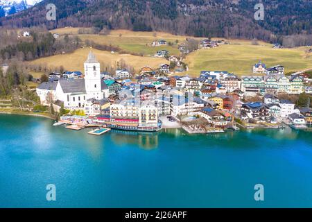 Schöne Luftaufnahme vom beliebten Dorf Sankt Wolfgang im Salzkammergut. Alpen Berge, Kirche und Wolfgangsee. Oberösterreich, Salzburg Stockfoto