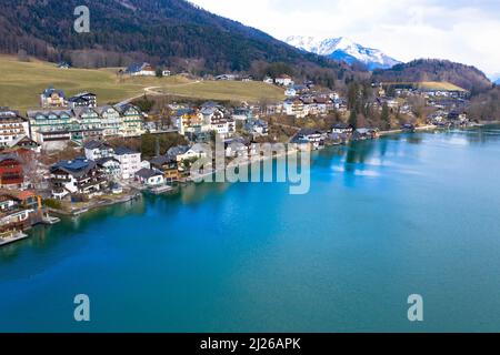 Schöne Luftaufnahme vom beliebten Dorf Sankt Wolfgang im Salzkammergut. Alpen Berge, Kirche und Wolfgangsee. Oberösterreich, Salzburg Stockfoto