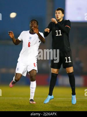 COLCHESTER, Vereinigtes Königreich, 29. MÄRZ: L-R Clinton Mola aus England U20 und Lazar Samardzic aus Deutschland Under20 während der Under 20 Internationale zwischen Engl Stockfoto