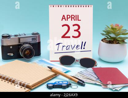 23. Tage im April. Reiseplanung, Urlaubsreise - Kalender mit dem Datum 23 April Brille Notizblock Stift Kamera Cash Pässe. Frühlingsmonat, Tag der t Stockfoto