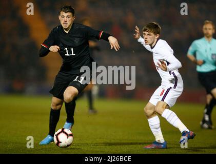 COLCHESTER, Großbritannien, MÄRZ 29: Lazar Samardzic aus Deutschland Under20 übernimmt während eines Praktikärs unter 20 Jahren Leighton Clarkson (Liverpool) aus England U20 Stockfoto