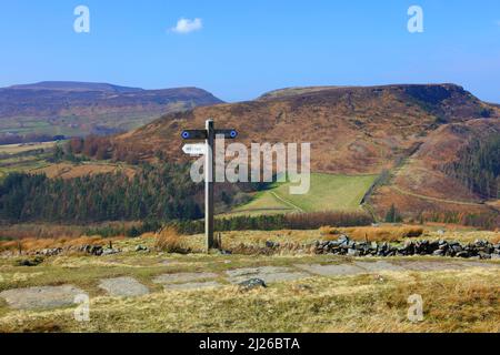 Hölzerner Brückenweg Schild zeigt den Cleveland Way Fernwanderweg. North Yorkshire, England, Großbritannien. Stockfoto
