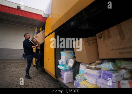 Der britische Freiwillige Cliff Wilson lädt Hilfsgüter in seinen Bus, um ihn vom polnischen Przemysl in die Ukraine zu transportieren, wo er in den letzten drei Wochen Hunderte ukrainische Frauen und Kinder abgeholt und über die Grenze in die Sicherheit in Polen zurückgebracht hat. Bilddatum: Mittwoch, 30. März 2022. Stockfoto