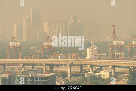 Verwischen Sie das Stadtbild mit verschmutzter Luft. Luftverschmutzung. Smog und feiner Staub von PM 2,5 überdachte Stadt. Schmutzige Umgebung. Umweltprobleme. Giftig Stockfoto