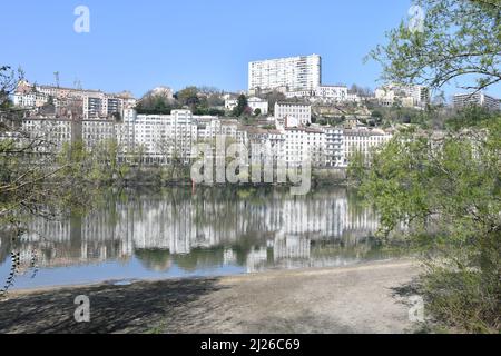 Schönes Bild des Hügels der Croix Rousse in der Rhone mit einem niedlichen einsamen kleinen Strand im Vordergrund reflektiert. Lyon, Frankreich. Stockfoto