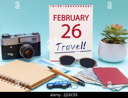 26. Tage im Februar. Reiseplanung, Urlaubsreise - Kalender mit dem Datum 26 Februar Brille Notizblock Pen Kamera Cash Pässe. Winter Monat, Tag Stockfoto