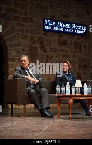 30. März 2022, Palermo, Sizilien, Italien: Pressekonferenz für die nationale Premiere des Theaterstücks â € œRocco Chinnici - il coraggio e la passione di un padre magistratoâ € im Santa Cecilia Theater in Palermo, Sizilien...Present Bürgermeister von Palermo, Leoluca Orlando, Stadtrat für Kulturen, Mario Zito, Caterina Chinnici, Magistrat, Ugo Bentivegna, regisseur und Autor des Textes zusammen mit Giuditta Perriera, Donatella Finocchiaro, Hauptdarstellerin, und Roberto Burgio, Co-Star....â € œThe Spiel ist als Hommage an die Figur eines großen Staatsmann - sagt Ugo Bentivegna - sondern auch an einen Vater Stockfoto