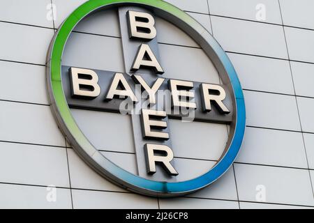 BRÜSSEL, BELGIEN. 24.. März 2022. Bayer-Firmenlogo. Bayer ist ein multinationales deutsches Pharma- und Life-Sciences-Unternehmen Stockfoto