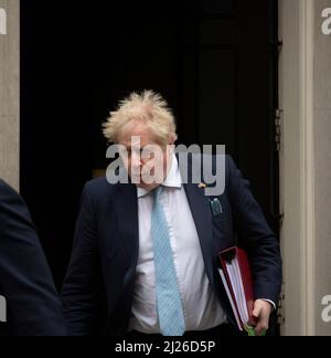 Downing Street, London, Großbritannien. 30. März 2022. Premierminister Boris Johnson verlässt die Downing Street 10, um an der wöchentlichen Fragestunde der Premierministerin im Parlament teilzunehmen. Quelle: Malcolm Park/Alamy Live News Stockfoto