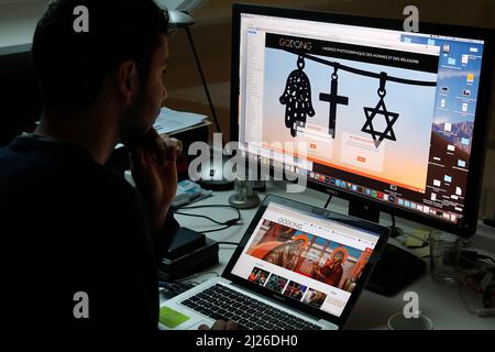 Junger Mann, der sich eine Website in Montrouge, Frankreich, ansieht Stockfoto