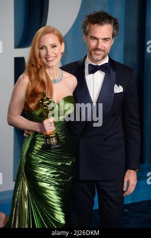 27.. März 2022, Los Angeles, USA. Jessica Chastain und ihr Ehemann Gian Luca Passi de Preposulo nahmen an der Vanity Fair Oscar Party 2022, Wallis Annen, Teil Stockfoto