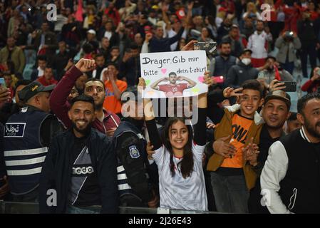 Tunis, Tunesien. 29. März 2022. Ein tunesischer Unterstützer hält ein Plakat während der zweiten Etappe des Fußballspiels der Fußballweltmeisterschaft der Afrikanischen Qualifikanten von Katar 2022 zwischen Tunesien und Mali im Olympiastadion Hamadi Agrebi in der Stadt Rades. Endergebnis Erstes Spiel; Tunesien 1:0 Mali, zweites Spiel; Tunesien 0:0 Mali. (Foto von Jdidi Wassim/SOPA Images/Sipa USA) Quelle: SIPA USA/Alamy Live News Stockfoto