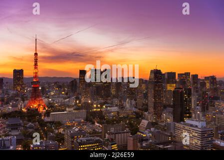 tokio, japan - märz 23 2022: Atemberaubende Vogelperspektive auf den legendären Tokyo Tower vor einem wunderschönen rosa und orangefarbenen Sonnenuntergang auf einer Stadtlandschaft von Stockfoto