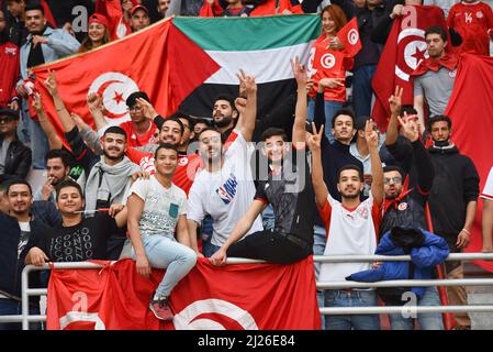 Tunis, Tunesien. 29. März 2022. Tunesische Anhänger halten während der zweiten Etappe des Fußballspiels der Fußballweltmeisterschaft der Afrikanischen Qualifikanten von Katar 2022 zwischen Tunesien und Mali im Olympiastadion von Hamadi Agrebi in der Stadt Rades Flaggen. Endergebnis Erstes Spiel; Tunesien 1:0 Mali, zweites Spiel; Tunesien 0:0 Mali. (Foto von Jdidi Wassim/SOPA Images/Sipa USA) Quelle: SIPA USA/Alamy Live News Stockfoto