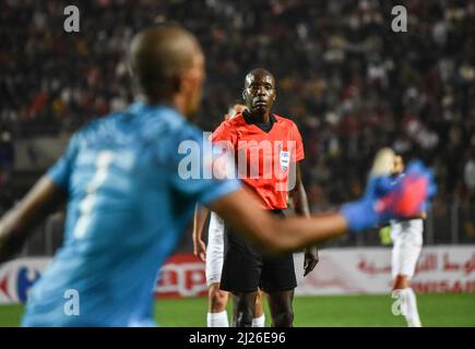 Tunis, Tunesien. 29. März 2022. Refree Maguette Ndaye in Aktion während der zweiten Etappe des Fußballspiels der afrikanischen Qualifikanten der Qatar World Cup 2022 zwischen Tunesien und Mali im Olympiastadion Hamadi Agrebi in der Stadt Rades Endstand 1. Spiel; Tunesien 1:0 Mali, 2. Spiel; Tunesien 0:0 Mali. (Foto von Jdidi Wassim/SOPA Images/Sipa USA) Quelle: SIPA USA/Alamy Live News Stockfoto