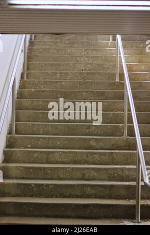 Typische Innentreppe führt zum Bahnsteig. Stockfoto