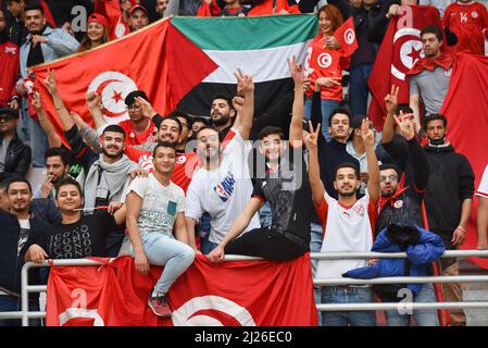 Tunis, Tunesien. 29. März 2022. Tunesische Anhänger halten während der zweiten Etappe des Fußballspiels der Fußballweltmeisterschaft der Afrikanischen Qualifikanten von Katar 2022 zwischen Tunesien und Mali im Olympiastadion von Hamadi Agrebi in der Stadt Rades Flaggen. Endergebnis Erstes Spiel; Tunesien 1:0 Mali, zweites Spiel; Tunesien 0:0 Mali. Kredit: SOPA Images Limited/Alamy Live Nachrichten Stockfoto