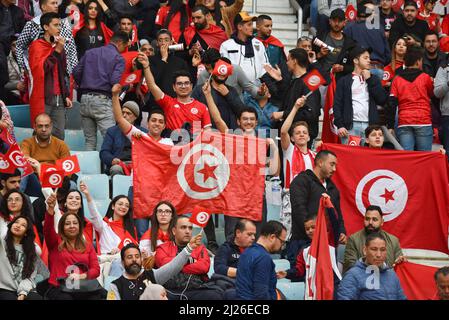 Tunis, Tunesien. 29. März 2022. Tunesische Anhänger halten während der zweiten Etappe des Fußballspiels der Fußballweltmeisterschaft der Afrikanischen Qualifikanten von Katar 2022 zwischen Tunesien und Mali im Olympiastadion von Hamadi Agrebi in der Stadt Rades Flaggen. Endergebnis Erstes Spiel; Tunesien 1:0 Mali, zweites Spiel; Tunesien 0:0 Mali. Kredit: SOPA Images Limited/Alamy Live Nachrichten Stockfoto