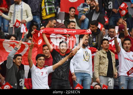 Tunis, Tunesien. 29. März 2022. Tunesische Anhänger halten während der zweiten Etappe des Fußballspiels der Fußballweltmeisterschaft der Afrikanischen Qualifikanten von Katar 2022 zwischen Tunesien und Mali im Olympiastadion von Hamadi Agrebi in der Stadt Rades Flaggen. Endergebnis Erstes Spiel; Tunesien 1:0 Mali, zweites Spiel; Tunesien 0:0 Mali. Kredit: SOPA Images Limited/Alamy Live Nachrichten Stockfoto