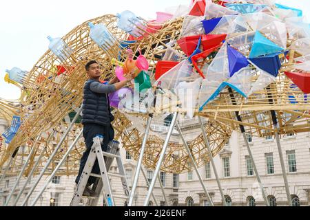 NUR FÜR REDAKTIONELLE VERWENDUNG der Künstler Leeroy New startet seine Installation The Arks of Gimokudan im Somerset House, London. Die Außenanlage, die anlässlich des Earth Day 2022 in Auftrag gegeben wurde, besteht aus drei erhöhten Schiffen, die aus Kunststoffabfällen und recycelten Materialien gebaut wurden. Bilddatum: Mittwoch, 30. März 2022. Stockfoto