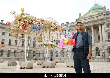 NUR FÜR REDAKTIONELLE VERWENDUNG der Künstler Leeroy New startet seine Installation The Arks of Gimokudan im Somerset House, London. Die Außenanlage, die anlässlich des Earth Day 2022 in Auftrag gegeben wurde, besteht aus drei erhöhten Schiffen, die aus Kunststoffabfällen und recycelten Materialien gebaut wurden. Bilddatum: Mittwoch, 30. März 2022. Stockfoto