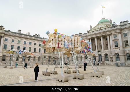 REDAKTIONELLE VERWENDUNG NUR eine Installation des Künstlers Leeroy New mit dem Titel The Arks of Gimokudan im Somerset House, London. Die Außenanlage, die anlässlich des Earth Day 2022 in Auftrag gegeben wurde, besteht aus drei erhöhten Schiffen, die aus Kunststoffabfällen und recycelten Materialien gebaut wurden. Bilddatum: Mittwoch, 30. März 2022. Stockfoto