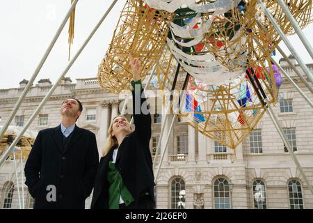 REDAKTIONELLE VERWENDUNG NUR eine Installation des Künstlers Leeroy New mit dem Titel The Arks of Gimokudan im Somerset House, London. Die Außenanlage, die anlässlich des Earth Day 2022 in Auftrag gegeben wurde, besteht aus drei erhöhten Schiffen, die aus Kunststoffabfällen und recycelten Materialien gebaut wurden. Bilddatum: Mittwoch, 30. März 2022. Stockfoto