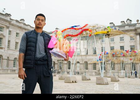 NUR FÜR REDAKTIONELLE VERWENDUNG der Künstler Leeroy New startet seine Installation The Arks of Gimokudan im Somerset House, London. Die Außenanlage, die anlässlich des Earth Day 2022 in Auftrag gegeben wurde, besteht aus drei erhöhten Schiffen, die aus Kunststoffabfällen und recycelten Materialien gebaut wurden. Bilddatum: Mittwoch, 30. März 2022. Stockfoto