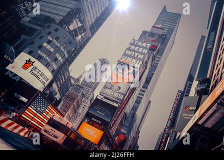 Elektronische Werbetafeln, die Seiten der Gebäude auf dem Times Square, New York, säumen Stockfoto