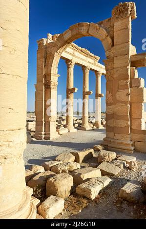 Syrien. Die antike Stadt Palmyra. Große Kolonnade und monumentaler Bogen Stockfoto