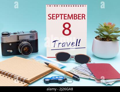 8. Tage im September. Reiseplanung, Urlaubsreise - Kalender mit dem Datum 8 September Brille Notizblock Stift Kamera Cash Pässe. Herbst Monat, Tag Stockfoto