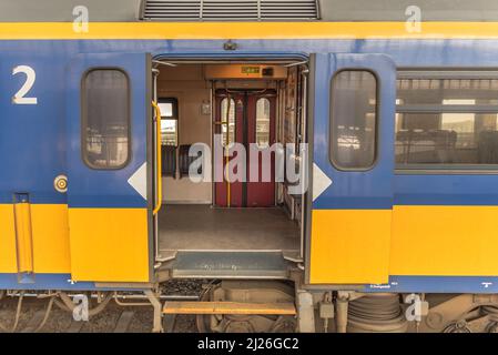Amsterdam, Niederlande, März 2022. Offene und geschlossene Türen eines holländischen Zuges. Hochwertige Fotos Stockfoto