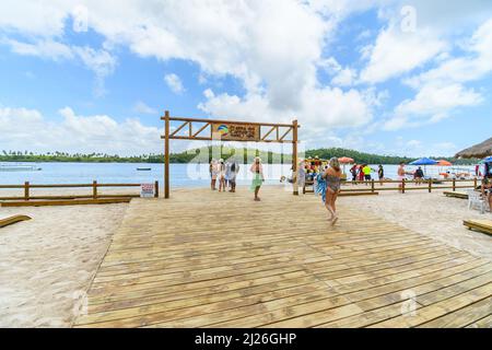 TAMANDARE, PE, Brasilien - 18. Oktober 2021: Holzstruktur am Strand des Restaurants Prainha dos Carneiros. Stockfoto