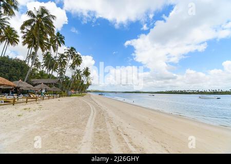 TAMANDARE, PE, Brasilien - 18. Oktober 2021: Blick auf den Strand vor Prainha dos Carneiros, Restaurant und empfänglich. Stockfoto