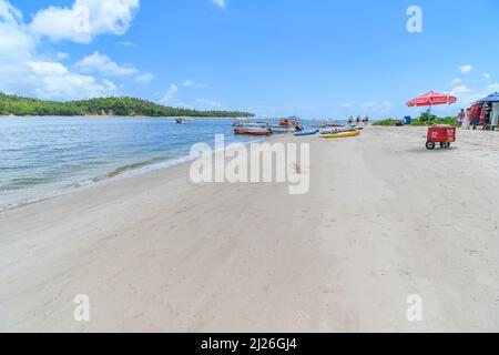 TAMANDARE, PE, Brasilien - 18. Oktober 2021: Blick auf den Strand vor Prainha dos Carneiros, Restaurant und empfänglich. Stockfoto