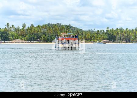 TAMANDARE, PE, Brasilien - 18. Oktober 2021: Menschen auf der Katamaran-Tour zwischen dem Strand von Carneiros und dem Strand von Guadalupe. Stockfoto