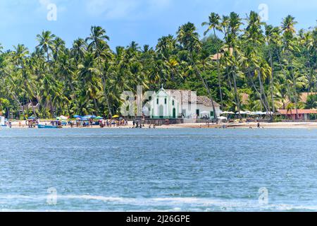 TAMANDARE, PE, Brasilien - 18. Oktober 2021: Fernansicht von Igrejinha dos Carneiros, der Kapelle des heiligen Benedikt. Eines der touristischen Ziele für p Stockfoto