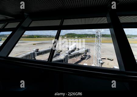 Recife, PE, Brasilien - 19. Oktober 2021: blick auf die landebahn des flughafens von Recife, REC, Guararapes - Gilberto Freyre durch das Windo Stockfoto