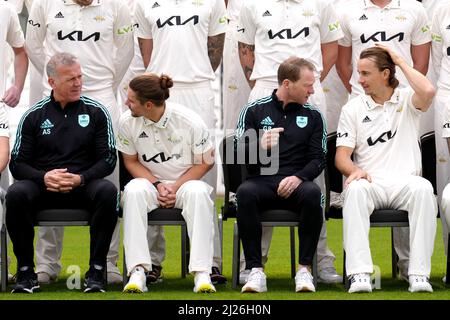 Alec Stewart, Cricket-Direktor von Surrey, chattet mit Rory Burns, während der Interims-Cheftrainer Gareth Batty mit Tom Curran (links-rechts) während einer Fotoanspielung im Kia Oval, London, chattet. Bilddatum: Mittwoch, 30. März 2022. Stockfoto