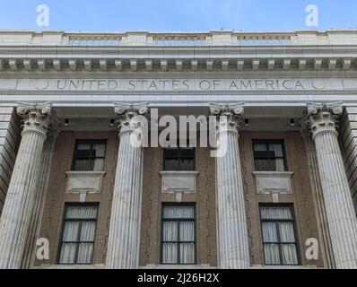 Eine Nahaufnahme der Federal Reserve Bank mit langen Säulen in Chicago Stockfoto