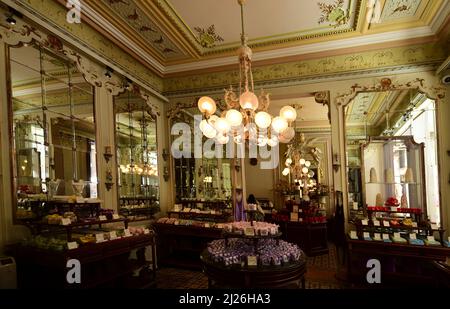 Cafe Demel, traditioneller Kuchen- und Schokoladeladen im Stadtzentrum. Wien, Österreich Stockfoto