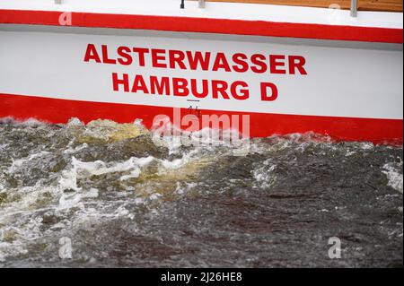 Hamburg, Deutschland. 30. März 2022. Der batteriebetriebene Dampfer „Alsterwasser“ fährt über die Außenalster. Nach schweren Einschränkungen durch die Corona-Pandemie startet die „Weiße Flotte“ auf der Hamburger Alster am Freitag wieder mit einem vollen Programm in die neue Saison. Darüber hinaus wurde laut ATG Alster-Touristik die Finanzierungszusage für die Elektrifizierung der ersten Schiffe bewilligt. Quelle: Jonas Walzberg/dpa/Alamy Live News Stockfoto